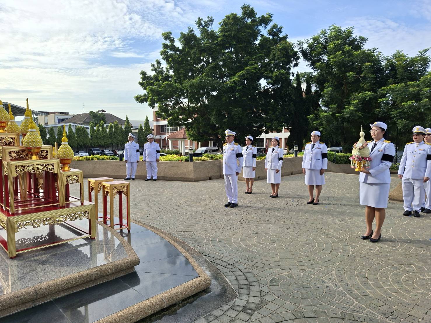 title - ส.ป.ก. ร่วมพิธีวางพานพุ่มถวายเครื่องราชสักการะ พระบรมราชานุสาวรีย์พระบาทสมเด็จพระปรมินทร มหาจุฬาลงกรณ์ พระจุลจอมเกล้าเจ้าอยู่หัว เนื่องในวันสื่อสารแห่งชาติ ประจำปี 2569